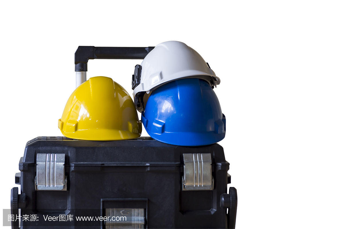 PPE(個(gè)人防護(hù)裝備)與帶有耳套的白色安全帽(安全帽)、呼吸防護(hù)、皮手套和透明塑料眼鏡搭配在舊木桌上,工程和施工理念。